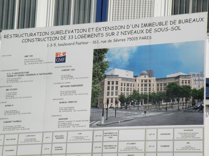  panneau annonçant un chantier